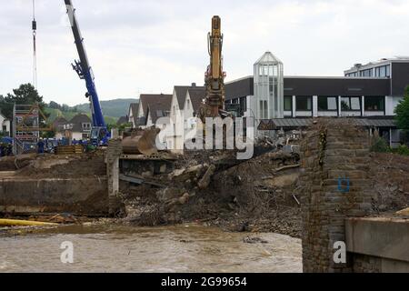 Bad Neuenahr Ahrweiler, Deutschland. Juli 2021. Die Hilfskräfte zerstören eine Brücke über die Ahr, die durch die Flut völlig zerstört wurde. Hier soll im Laufe des Tages vom Technischen Hilfswerk (THW) eine provisorische Brücke errichtet werden. Quelle: Thomas Frey/dpa/Alamy Live News Stockfoto