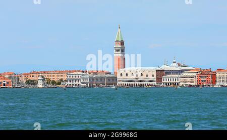 Bezaubernder Blick auf die Insel Venedig in Itay vom Meer aus mit dem Glockenturm von san marco und dem herzoglichen Palast mit hervorragender Sonnenbeleuchtung Stockfoto