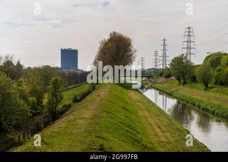 Oberhausen, Nordrhein-Westfalen, Deutschland - 28. April 2021: Blick auf die Emscher mit dem Gasometer im Hintergrund Stockfoto