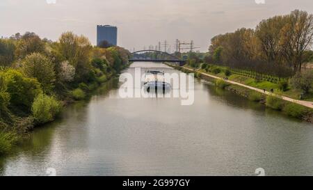 Oberhausen, Nordrhein-Westfalen, Deutschland - 28. April 2021: Blick auf den Rhein-Herne-Kanal mit dem Gasometer im Hintergrund Stockfoto