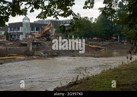 Bad Neuenahr Ahrweiler, Deutschland. Juli 2021. Die Hilfskräfte zerstören eine Brücke über die Ahr, die durch die Flut völlig zerstört wurde. Hier soll im Laufe des Tages vom Technischen Hilfswerk (THW) eine provisorische Brücke errichtet werden. Quelle: Thomas Frey/dpa/Alamy Live News Stockfoto
