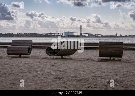 Altefaehr, Mecklenburg-Vorpommern, Deutschland - 09. Oktober 2020: Plätze am Strand mit der Ruegenbrücke im Hintergrund Stockfoto