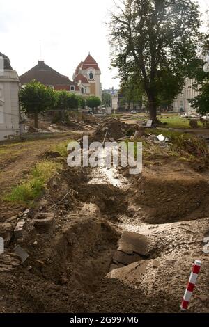 Bad Neuenahr Ahrweiler, Deutschland. Juli 2021. Der Park rund um das Kurhaus wurde von der Flut verwüstet. Im Ahrtal, das durch die Flut schwer verwüstet wurde, werden die Sanarbeiten unvermindert fortgesetzt. Quelle: Thomas Frey/dpa/Alamy Live News Stockfoto