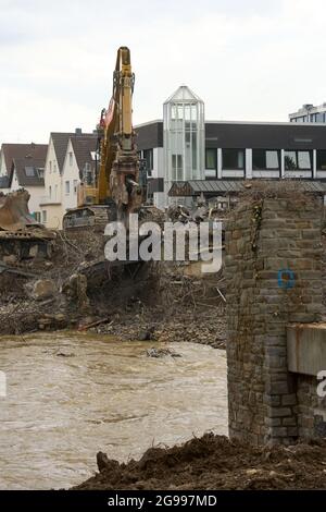 Bad Neuenahr Ahrweiler, Deutschland. Juli 2021. Die Hilfskräfte zerstören eine Brücke über die Ahr, die durch die Flut völlig zerstört wurde. Hier soll im Laufe des Tages vom Technischen Hilfswerk (THW) eine provisorische Brücke errichtet werden. Quelle: Thomas Frey/dpa/Alamy Live News Stockfoto