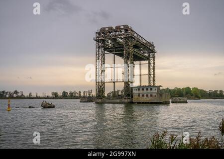 Karnin, Mecklenburg-Vorpommern, Deutschland - 08. Oktober 2020: Die Überreste der Eisenbahnliftbrücke Stockfoto