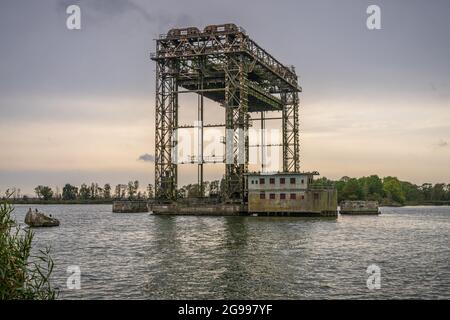 Karnin, Mecklenburg-Vorpommern, Deutschland - 08. Oktober 2020: Die Überreste der Eisenbahnliftbrücke Stockfoto