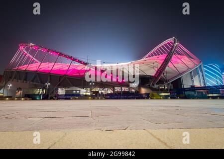 Doha, Katar – 1. Oktober 2019: Farbenfroh erleuchtetes Khalifa International Stadium in Doha bei Nacht, Katar, Naher Osten gegen dunklen klaren Himmel Stockfoto