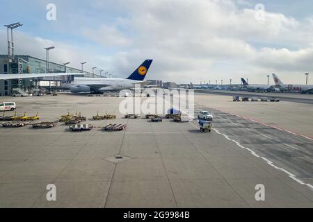 Frankfurt, Deutschland – 24. September 2019: Vorfeld des Frankfurter Flughafens mit internationalen Flugzeugen und Waggons der Gepäckabfertigung Stockfoto