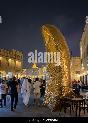 Doha, Katar – 24. September 2019: Goldene Daumenskulptur im Doha Souq Waqif bei Nacht in beleuchteter Fußgängerzone, Katar, Naher Osten Stockfoto