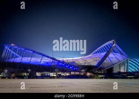 Doha, Katar – 1. Oktober 2019: Low-Angle-Ansicht des bunt beleuchteten Khalifa International Stadium in Doha bei Nacht, Katar, Naher Osten gegen Dunkelheit Stockfoto