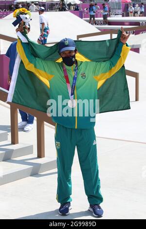 25. Juli 2021, Koto, Tokio, Japan: Der Brasilianer Kelvin HOEFLER ist Silbermedaillengewinnerin, hier im Rahmen der Siegerehrung der Men's Skateboarding Street im Ariake Urban Sports Park am 25. Juli 2021 in Tokio, Japan (Foto: © Mickael Chavet via ZUMA Press Wire) Stockfoto