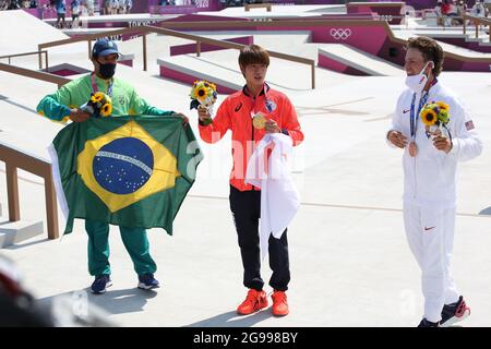 25. Juli 2021, Koto, Tokio, Japan: Podium der Men's Skateboarding Street mit Goldmedaillengewinnerin HORIGOME Yuto aus Japan (C), Silber für Kelvin HOEFLER aus Brasilien (L) und Bronze geht an Jagger EATON aus den Vereinigten Staaten (R) im Ariake Urban Sports Park am 25. Juli 2021 in Tokio, Japan (Bildnachweis: © Mickael Chavet über ZUMA Press Wire) Stockfoto