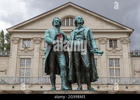 Das Goethe-Schiller-Denkmal von Ernst Rietschel vor dem Deutschen Nationaltheater und der Staatskapelle Weimar Stockfoto