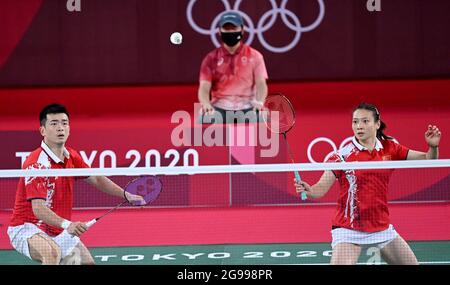 Tokio, Japan. Juli 2021. Zheng Siwei (L)/Huang Yaqiong aus China treten beim Mixed-Double-Gruppenbadmintonspiel Tokio 2020 gegen Robin Tabeling/Selena Piek aus den Niederlanden am 25. Juli 2021 in Tokio, Japan, an. Kredit: Guo Chen/Xinhua/Alamy Live Nachrichten Stockfoto