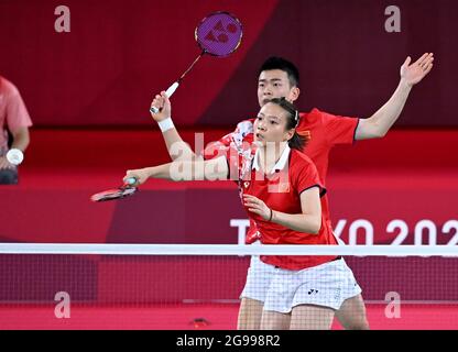 Tokio, Japan. Juli 2021. Zheng Siwei/Huang Yaqiong (vorne) aus China treten beim Mixed Doubles-Gruppenbadmintonspiel Tokio 2020 gegen Robin Tabeling/Selena Piek aus den Niederlanden am 25. Juli 2021 in Tokio, Japan, an. Kredit: Guo Chen/Xinhua/Alamy Live Nachrichten Stockfoto