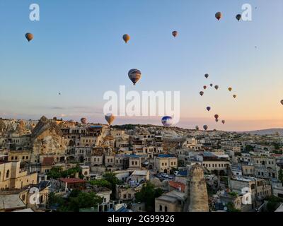 Kappadokien - Türkei, Heißluftballons am Himmel zur Morgenzeit, Tourismus in der Türkei, berühmte Höhlenanzüge. Kappadokien, Türkei, 14. Juni 2021 Stockfoto