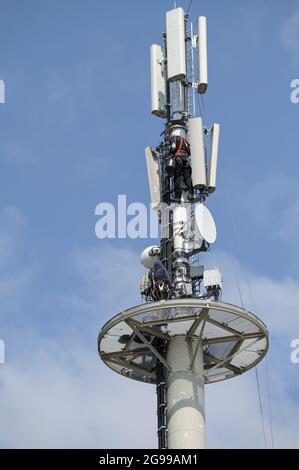 DEUTSCHLAND, Stavenhagen, Mobilfunkmast, arbeitet am Mobilfunkturm, Ausbau des Mobilfunknetzes mit 5G Stockfoto