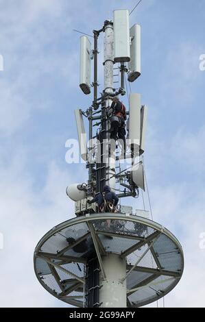 DEUTSCHLAND, Stavenhagen, Mobilfunkmast, arbeitet am Mobilfunkturm, Ausbau des Mobilfunknetzes mit 5G Stockfoto