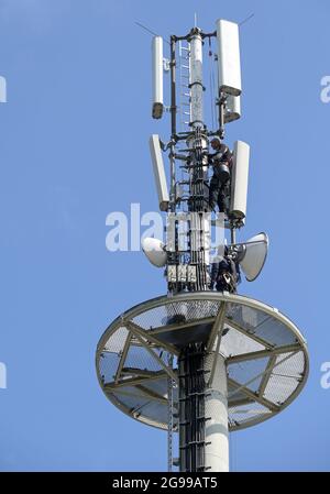 DEUTSCHLAND, Stavenhagen, Mobilfunkmast, arbeitet am Mobilfunkturm, Ausbau des Mobilfunknetzes mit 5G Stockfoto