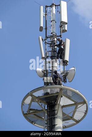 DEUTSCHLAND, Stavenhagen, Mobilfunkmast, arbeitet am Mobilfunkturm, Ausbau des Mobilfunknetzes mit 5G Stockfoto