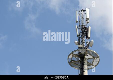 DEUTSCHLAND, Stavenhagen, Mobilfunkmast, arbeitet am Mobilfunkturm, Ausbau des Mobilfunknetzes mit 5G Stockfoto