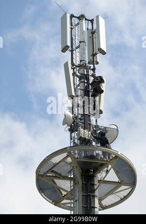 DEUTSCHLAND, Stavenhagen, Mobilfunkmast, arbeitet am Mobilfunkturm, Ausbau des Mobilfunknetzes mit 5G Stockfoto