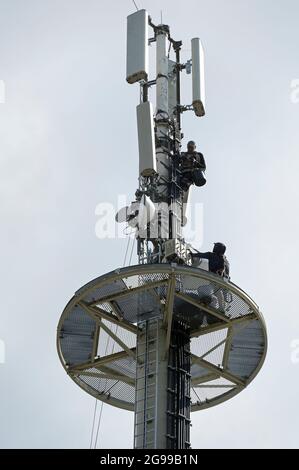 DEUTSCHLAND, Stavenhagen, Mobilfunkmast, arbeitet am Mobilfunkturm, Ausbau des Mobilfunknetzes mit 5G Stockfoto