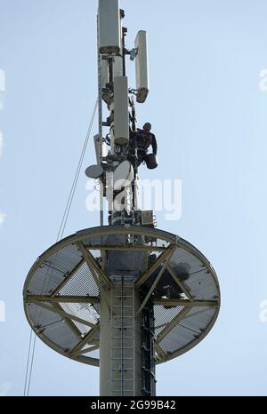 DEUTSCHLAND, Stavenhagen, Mobilfunkmast, arbeitet am Mobilfunkturm, Ausbau des Mobilfunknetzes mit 5G Stockfoto