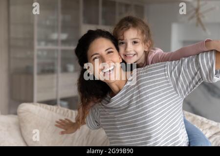 Portrait von lächelnder Latino-Mutter und Tochter beim Spielen Stockfoto