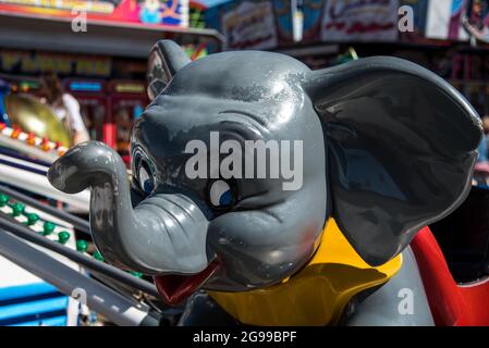 Den Helder, Niederlande. 8. Juli 2021. Nahaufnahme von verschiedenen Artikeln einer fröhlichen Runde auf einer Messe. Hochwertige Fotos Stockfoto