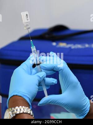 Krankenschwester Carlene Fleming bereitet auf einer mobilen Impfveranstaltung auf dem Campus der University of Central Florida und des Valencia College in der Innenstadt von Orlando eine Dosis COVID-19-Impfstoff vor. Florida führt die Nation bei neuen Coronavirus-Fällen an, da die Krankenhausaufenthalte ansteigen. Stockfoto