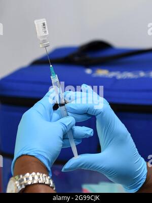 Krankenschwester Carlene Fleming bereitet auf einer mobilen Impfveranstaltung auf dem Campus der University of Central Florida und des Valencia College in der Innenstadt von Orlando eine Dosis COVID-19-Impfstoff vor. Florida führt die Nation bei neuen Coronavirus-Fällen an, da die Krankenhausaufenthalte ansteigen. (Foto von Paul Hennessy / SOPA Images/Sipa USA) Stockfoto