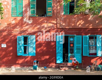 Bunte Straßen der Goree Insel, Dakar, Senegal. Die Insel ist für ihre Rolle im atlantischen Sklavenhandel des 15. Bis 19. Jahrhunderts bekannt. Stockfoto