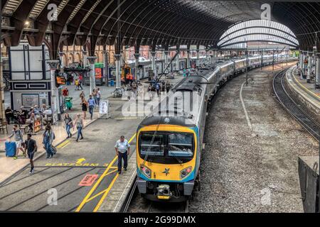 Zug im Bahnhof Stockfoto