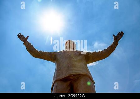 Pretoria, Südafrika - 4. November 2016: Riesige Bronzestatue von Nelson Mandela, dem ehemaligen Präsidenten Südafrikas und Anti-Apartheid-Aktivisten. Fathe Stockfoto