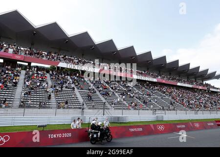 Tokio, Japan. Juli 2021. Nur wenige Zuschauer im Stadion, Radfahren, Straßenrennen für Männer, Men's Road Race, Cycling Road Men auf dem Fuji Speedway SHIZUOKA 07/24/2021 Olympische Sommerspiele 2020, von 07/23 bis 2021. - 08.08.2021 in Tokio/Japan. Kredit: dpa/Alamy Live Nachrichten Stockfoto