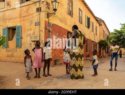 Bunte Straßen der Goree Insel, Dakar, Senegal. Die Insel ist für ihre Rolle im atlantischen Sklavenhandel des 15. Bis 19. Jahrhunderts bekannt. Stockfoto