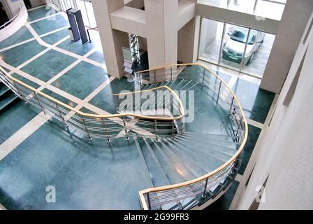 Luxusgebäude Eingang, Rezeption und grüne Marmortreppe Lobby, Wartebereich im Gebäude Stockfoto