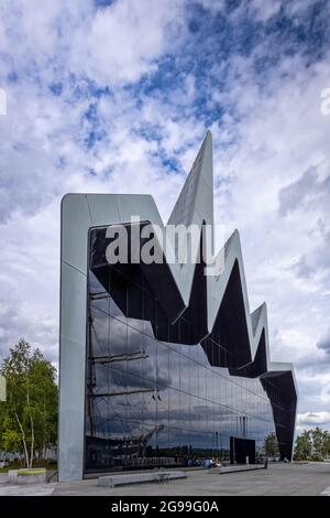 Das Glasgow Riverside Museum, Museum of Transport, mit dem Hochschiff Glenlee, das sich in der Glaswand widerspiegelt. Stockfoto