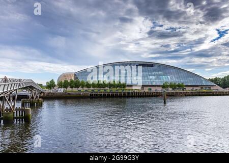 Die Millenium Bridge über den Fluss Clyde mit dem Glasgow Science Center im Hintergrund. Stockfoto