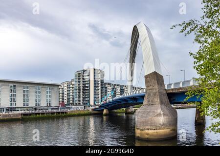 Die Squinty Bridge, oder richtiger Name der Clyde Arc, erstreckt sich über den Fluss Clyde in Glasgow.