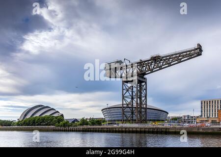 Der Finnieston Crane am Fluss Clyde in Glasgow, Schottland. Im Hintergrund befinden sich das SEC Armadillo-Gebäude und das SSE Hydro-Gebäude. Stockfoto