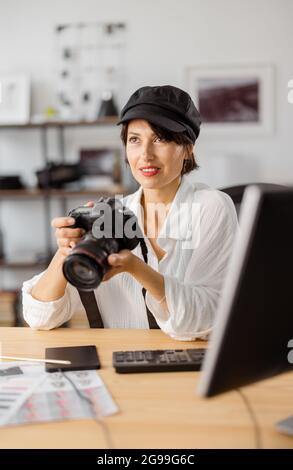 Fotografin testet Kamera Stockfoto