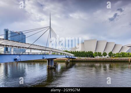 Bell's Bridge und die SEC Armadillo am Fluss Clyde in Glasgow Stockfoto