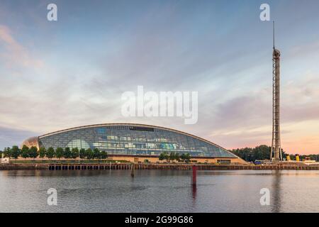 Das Glasgow Science Center am Ufer des Flusses Clyde in Glasgow, aufgenommen bei Sonnenaufgang. Stockfoto