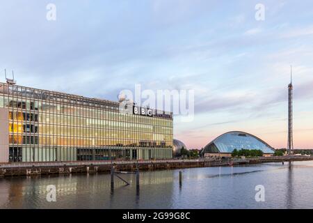 Die Morgensonne erleuchtet die Fernseh- und Radiozentrale von BBC Scotland und das Glasgow Science Center neben dem River Clyde am Pacific Quay. Stockfoto