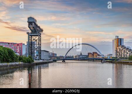 Glasgow's Finnieston Crane & Clyde Arc Brücke über den Fluss Clyde in Glasgow, direkt nach Sonnenaufgang.