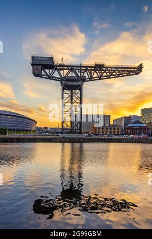 Der Finnieston Crane (auch bekannt als Stobcross Crane) ist der größte der Freischwinger, von denen vier entlang des Flusses Clyde in Glasgow bleiben. Stockfoto