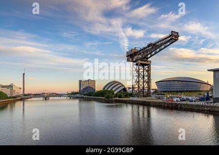 Blick auf den Fluss Clyde in Glasgow, kurz nach Sonnenaufgang. Stockfoto