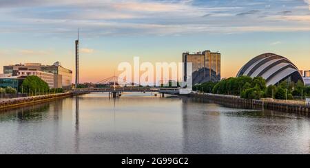 Blick auf den Fluss Clyde in Glasgow bei Sonnenaufgang. Stockfoto